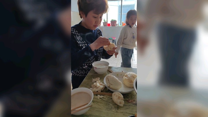 吃馒头去皮