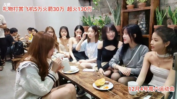 一群美女吃美食喝饮料，龙哥和文轩打扮很时尚啊