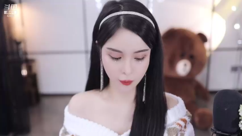 【2021-11-28 21点场】苏恩Olivia：苏恩：晚上好呀 我 来啦
