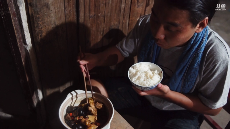 我在斗鱼看野食小哥直播美食