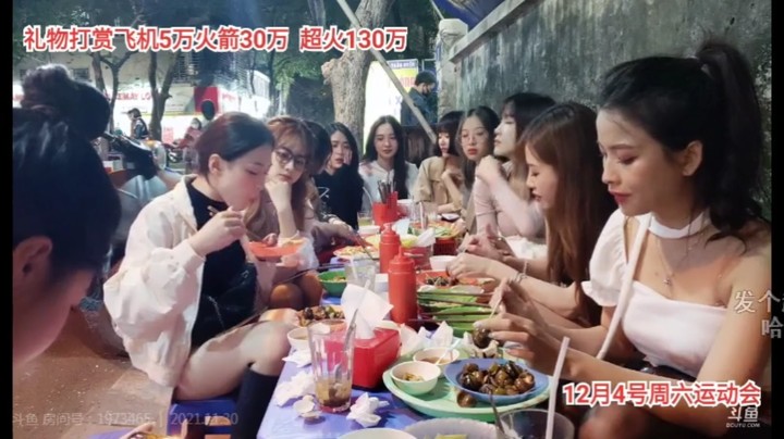 美女艾琳和龙哥大海吃的好开心，其他美女看着流口水了