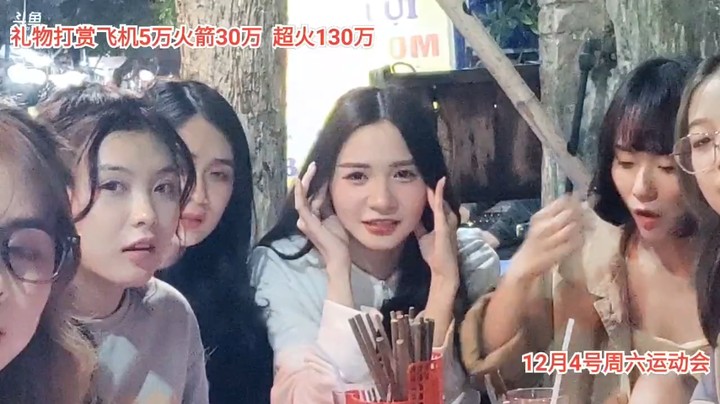 新来的美女挺好看的，小心越来越会撒娇了