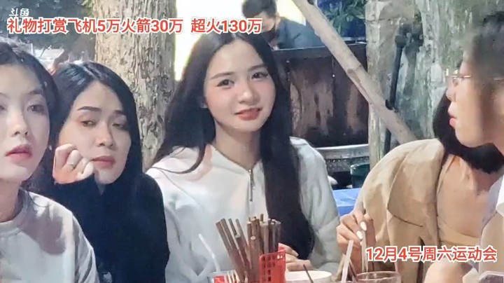 美女小心也是越来越能吃了啊，很可爱