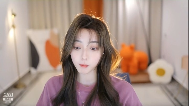 美女主播小悦吃播很快乐，看起来很幸福啊