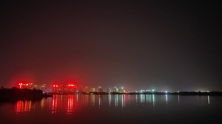 雨夜小镇