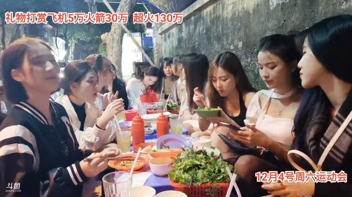 大哥通过打圈打赏一群美女，美女排队感谢