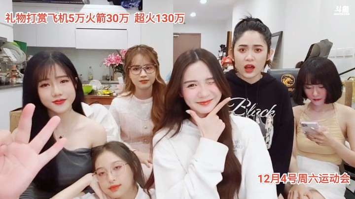 美女小心卖萌很可爱，空姐越来越成熟了啊
