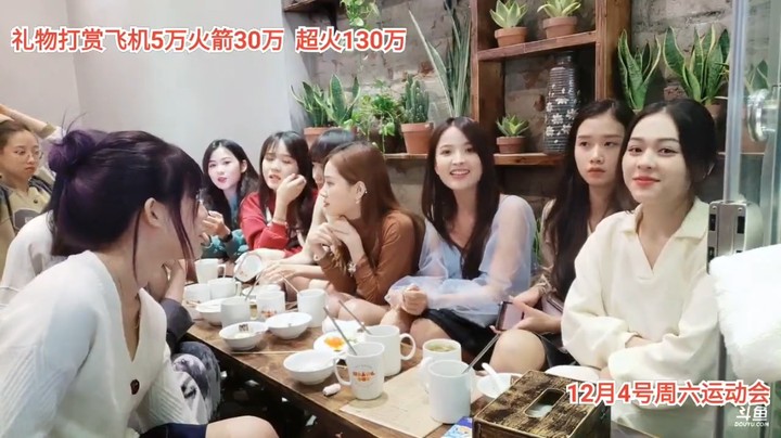 一群美女聊天好开心，前面新妹子好看