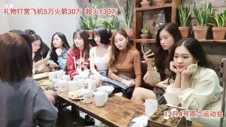 一群美女聊天很开心，艾琳卖萌很好看啊