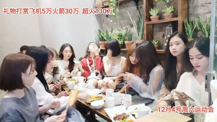 美女小七和艾琳坐前面很可爱，小心坐正中间吃不停啊