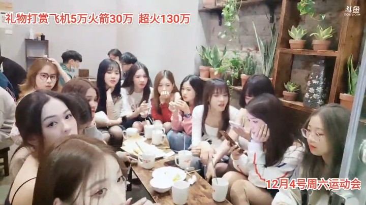 很多美女在店里聊天吃美食，艾琳真的很会卖萌