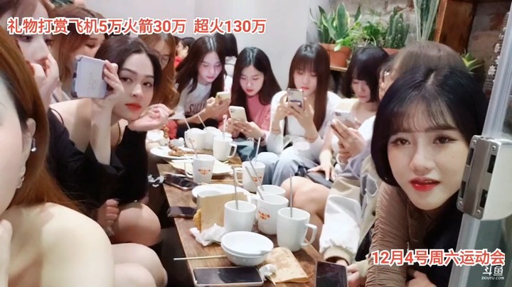 很多美女在聊天，空姐身材还是那么好