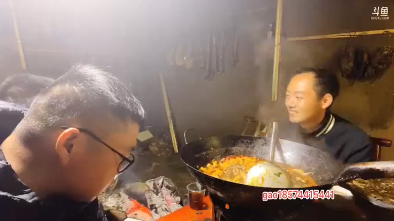 【2021-12-03 23点场】魅力生活i：晚上宵夜鱼杂火锅