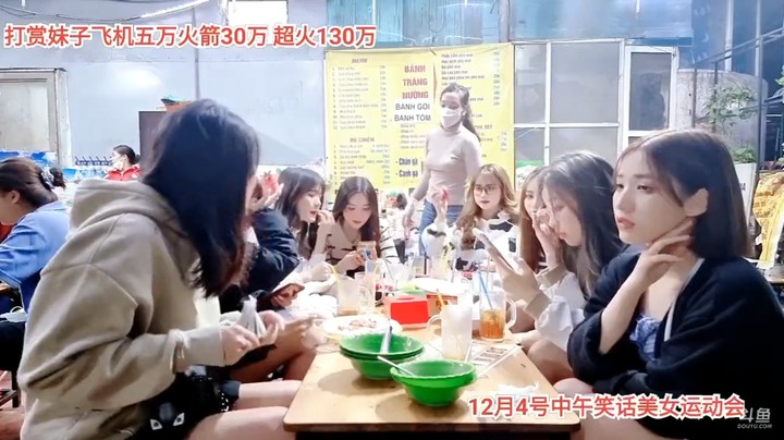 美女准备回家了，龙哥戴眼镜很有范