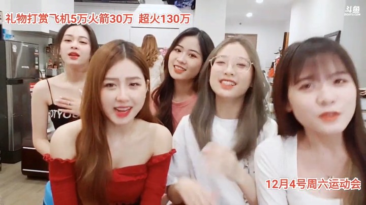 j几个美女聊天感谢大哥们，大海真可爱啊