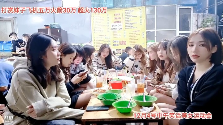 一群美女坐着聊天，你们喜欢哪个美女
