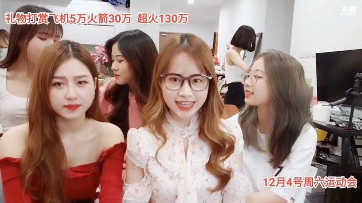 美女小九戴眼镜挺斯文的，学生风格
