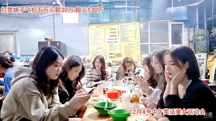 美女小七看起来很文静，有点困