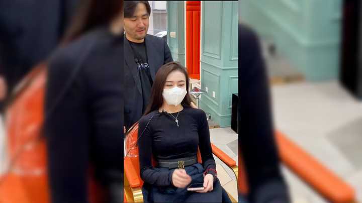 美女去理发店做头发，真的好漂亮啊