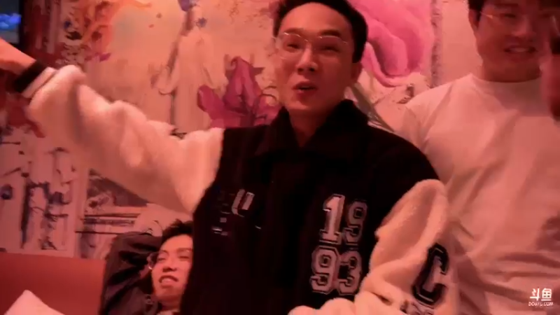 【2021-12-03 01点场】南波儿大魔王丶：南波儿：快乐大家庭~！