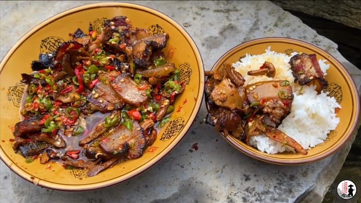 自己熬制的菌油炒自家的腊肉，美景美食相伴，这样的生活好安逸