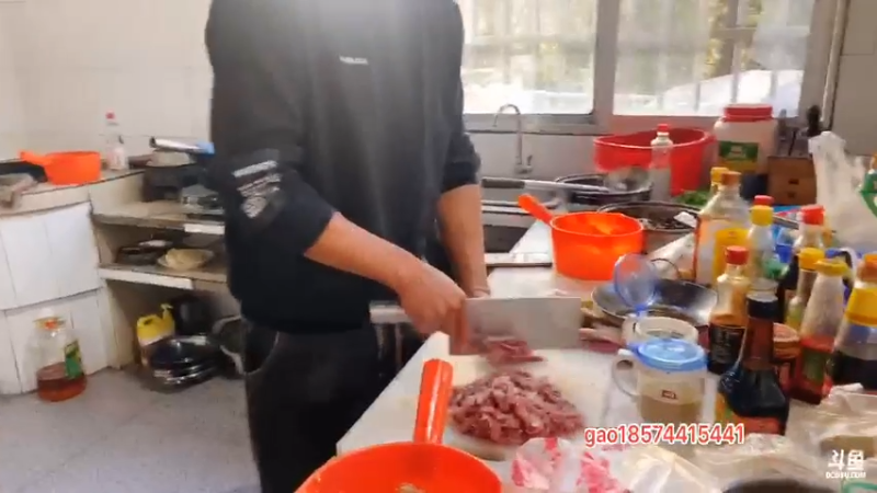 【2021-12-03 16点场】魅力生活i：杀年猪吃杀猪饭