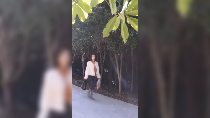 美女在家做牛腰子美食，看起来很美味
