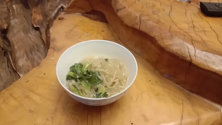 2021年12月2日晚上，我在家中开吃了碗由青菜和红薯粉煮成的青菜煮粉。