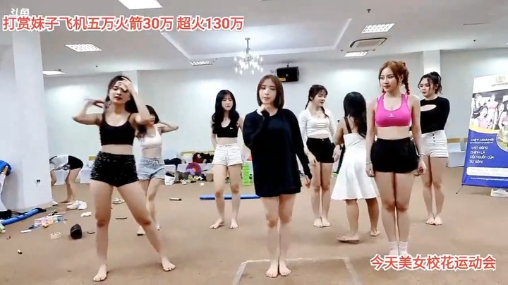 美女大海带大家一起跳舞很好看啊