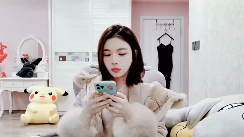 【2021-12-04 12点场】丽亚celiahunne：小姨子：最近眼睛不舒服少播播