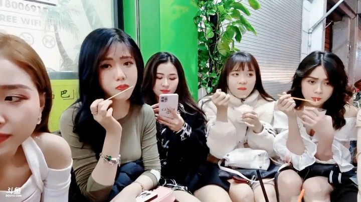 美女一起吃小吃，大海和空姐很漂亮啊
