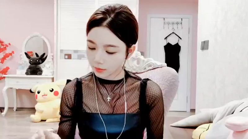 【2021-12-05 17点场】丽亚celiahunne：小姨子：最近眼睛不舒服少播播