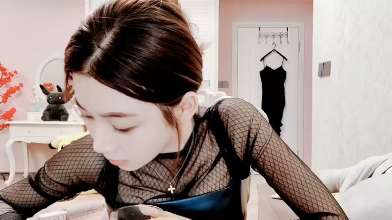【2021-12-05 19点场】丽亚celiahunne：小姨子：最近眼睛不舒服少播播