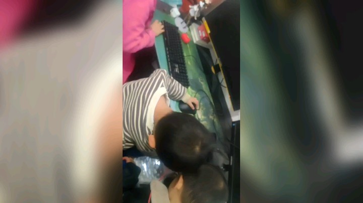 被侄子侄女们霸占电脑的一天[弹幕梗卑微][弹幕梗卑微][弹幕梗卑微]