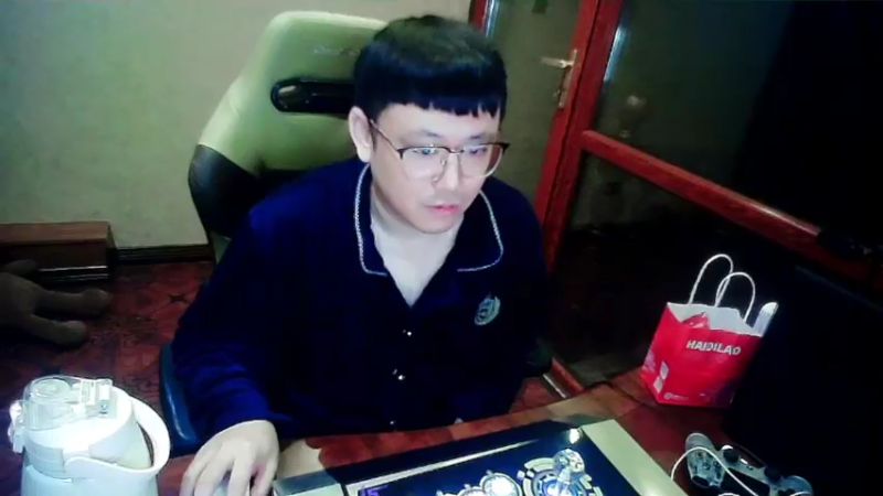 【2021-12-05 01点场】石岱在召唤丶：Pj丶小臭臭的直播间，格斗区小闻欢迎你