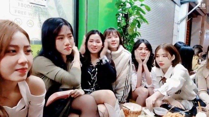 一群美女聊天吃美食，大海说个不停，太会说了