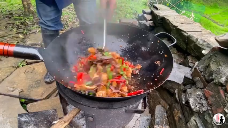 山里就地取材，木头上的美味，隔空取肉炒木耳 (4)