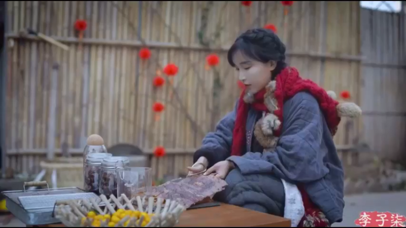 李子柒：摘柚子