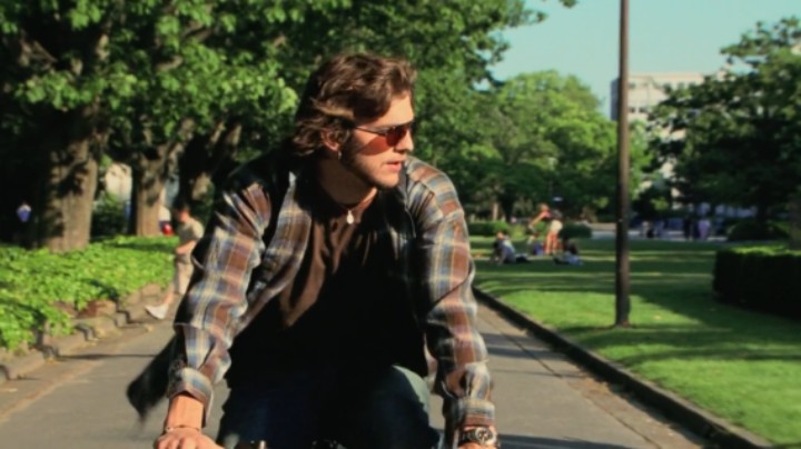 《蝴蝶效应》小伙穿越过去改变糟糕的生活