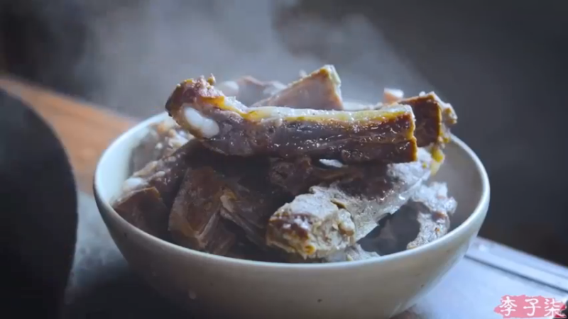 李子柒：炖排骨，揉面团
