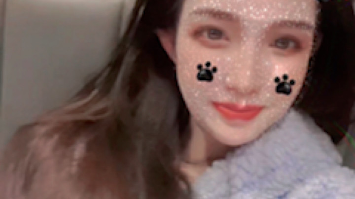 这么冷的天别出门，除非牵一个186有腹肌的男孩子，不然我怕被风吹跑了。