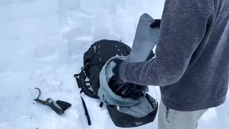 冬季露营 雪坑里做饭