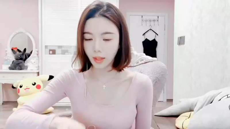 【2021-12-09 18点场】丽亚celiahunne：小姨子：最近眼睛不舒服少播播