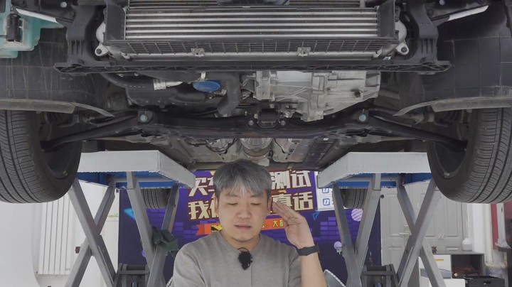 不知道车机是不是奶奶的，但底盘应该是“爷爷”的