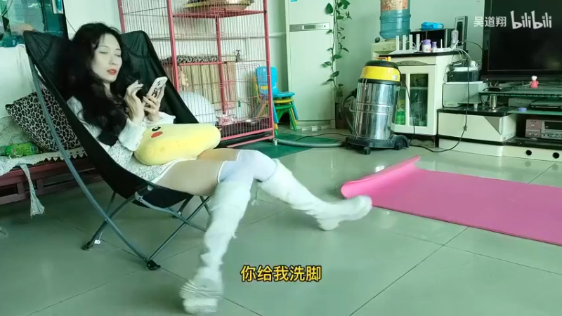 第一次给女朋友洗脚，其实我也不是很情愿