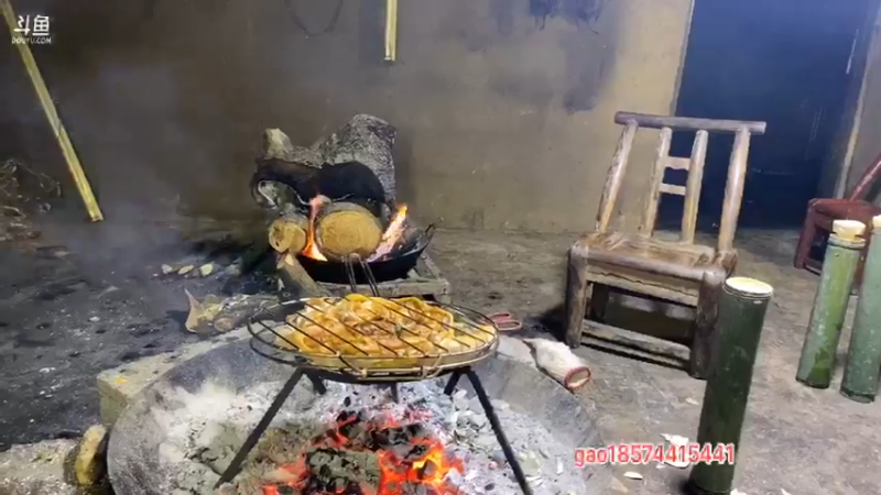 【2021-12-11 18点场】魅力生活i：下雨天烤鸡竹筒饭