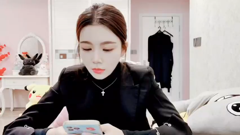【2021-12-12 12点场】丽亚celiahunne：小姨子：最近眼睛不舒服少播播