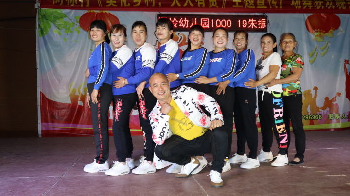 2021年12月11曰树标清风舞队联欢晚会直播(2)