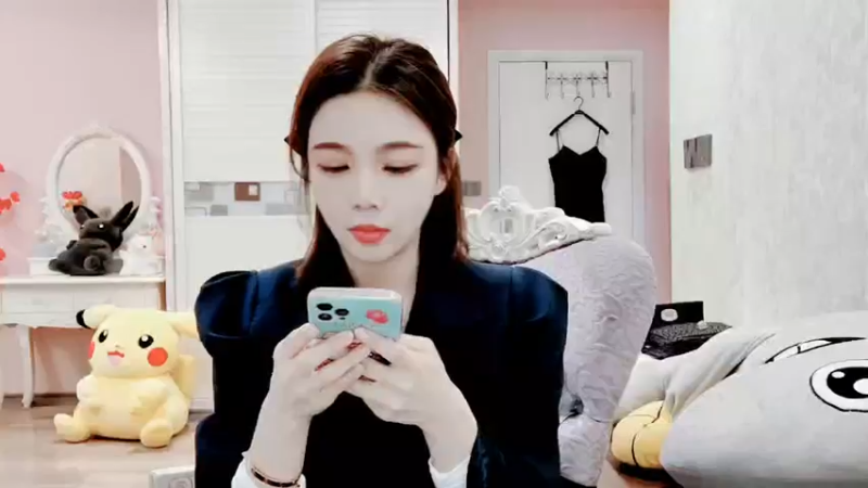 【2021-12-13 13点场】丽亚celiahunne：小姨子：最近眼睛不舒服少播播