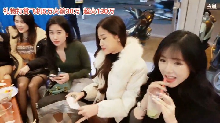 新妹子身材很好，小新笑起来好可爱啊